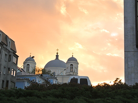 cupula de una iglesia al atardecer